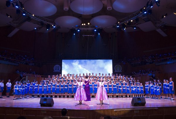 震撼人心!国内首次千人童声合唱《天空之城》
